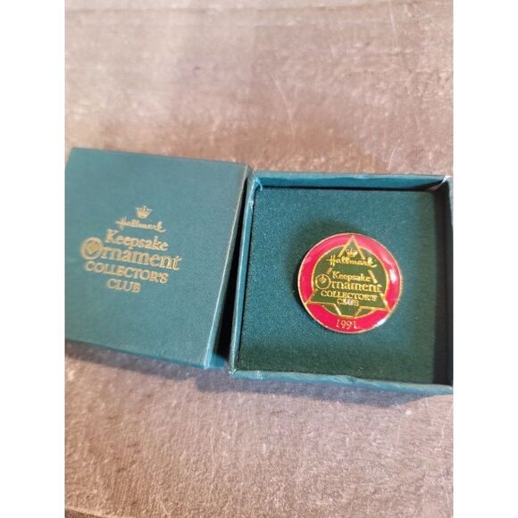 Hallmark Keepsake Ornament collectors club 1991 pin - Picture 1 of 4